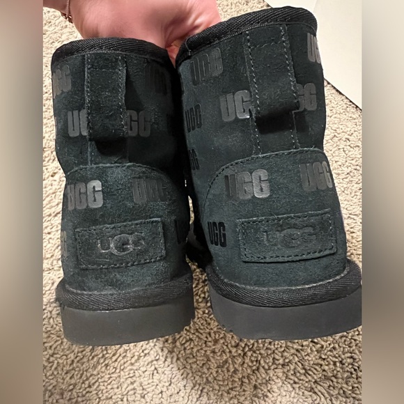 ⭐️ UGG Kids Classic II Mini Boot Ugg Print - size 3 ⭐️ - Picture 3 of 8
